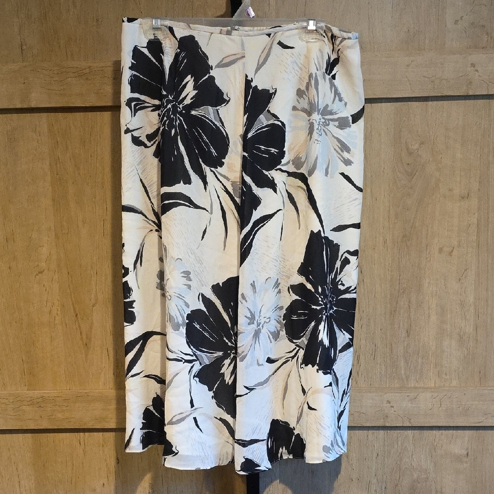 (J16) Talbots Black and Cream Floral Skirt Sz 12